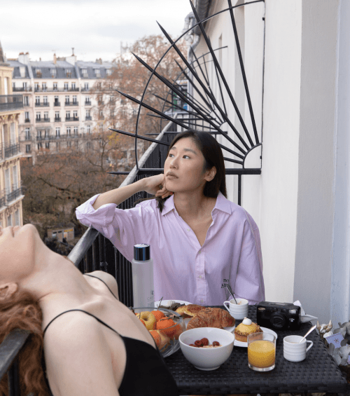 Petit-déjeuner au balcon chez Maison Mère